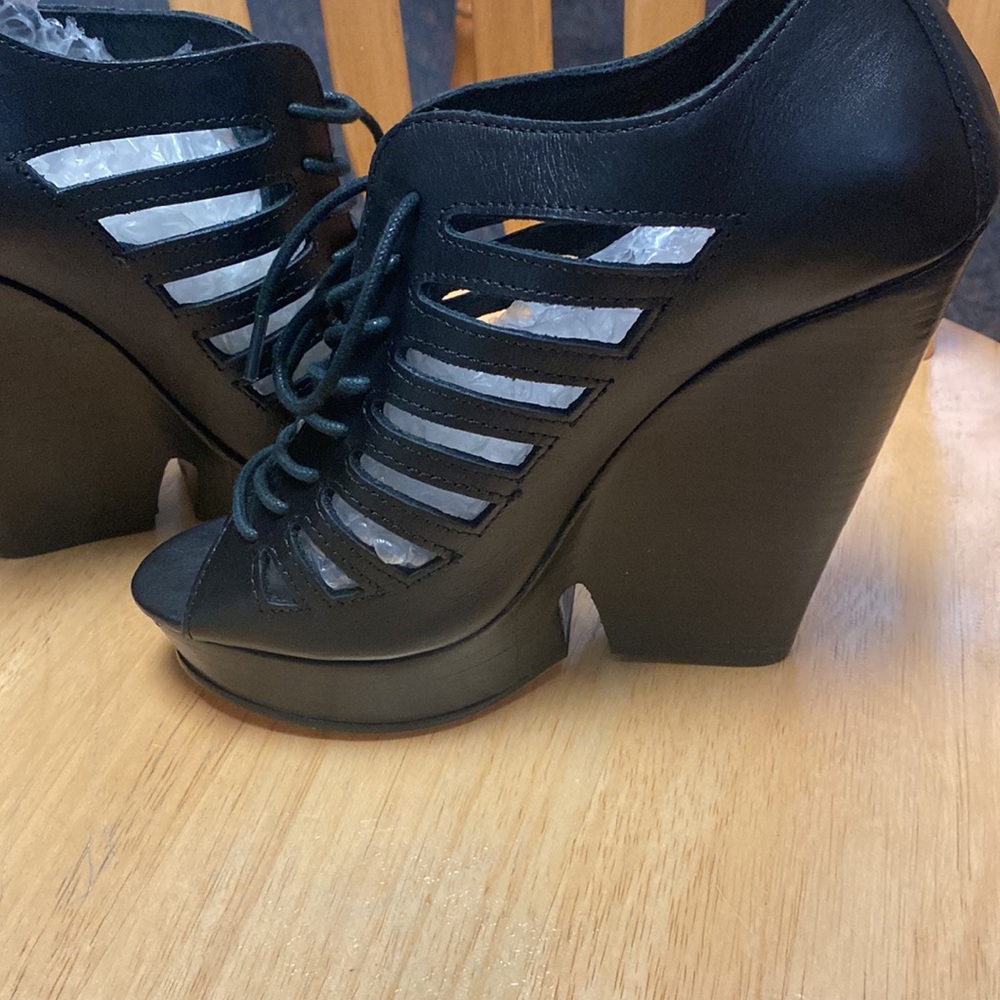 Rmk 7.5 NWOB Brinda Wedge black leather tie up 5.5” heel peek toe sandals